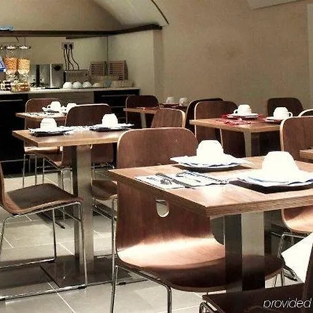 Art Batignolles מלון 3*