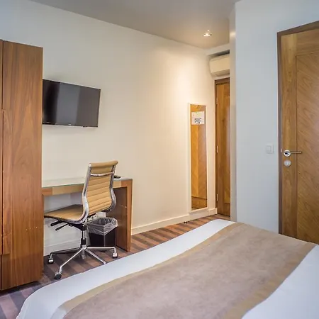 מלון Art Batignolles 3*